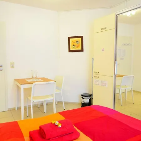 Private Next To Subway בית אירוח *